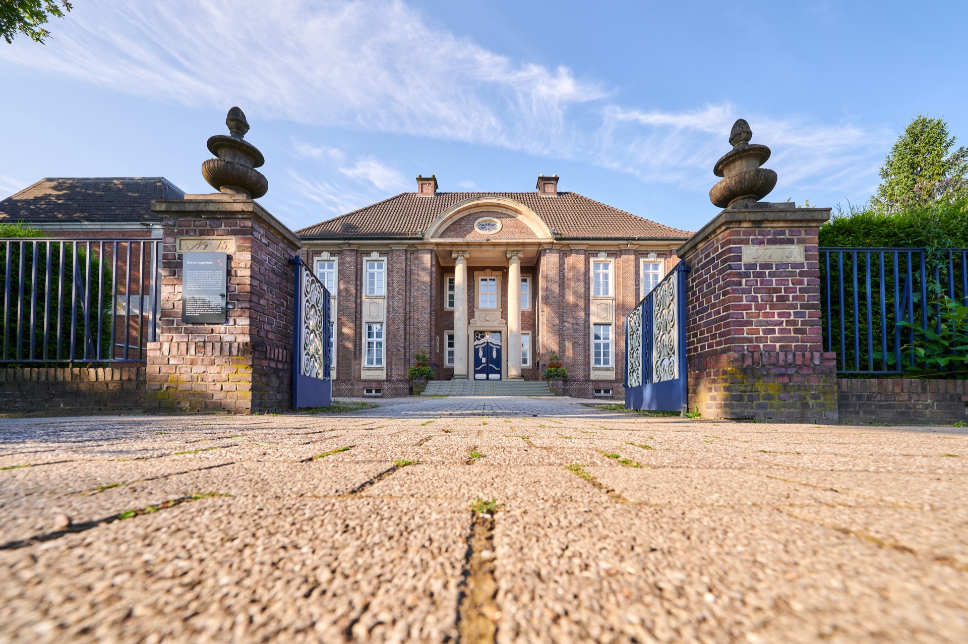 Außenansicht des Bremer Logenhauses an einem sonnigen Tag.